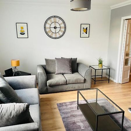 Wolverhampton Large 3 Bedrooms 5 Bed House Perfect For Short & Long Stays Contractors Business Nhs Insurance 1 Bathroom And Separate Wc Private Garden Driveway For 2 Large Vehicles Close To City Centre M6 M54 And Walsall Willenhall Cannock Property מראה חיצוני תמונה