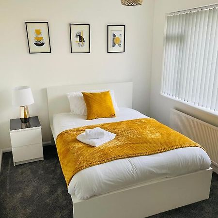 Wolverhampton Large 3 Bedrooms 5 Bed House Perfect For Short & Long Stays Contractors Business Nhs Insurance 1 Bathroom And Separate Wc Private Garden Driveway For 2 Large Vehicles Close To City Centre M6 M54 And Walsall Willenhall Cannock Property מראה חיצוני תמונה