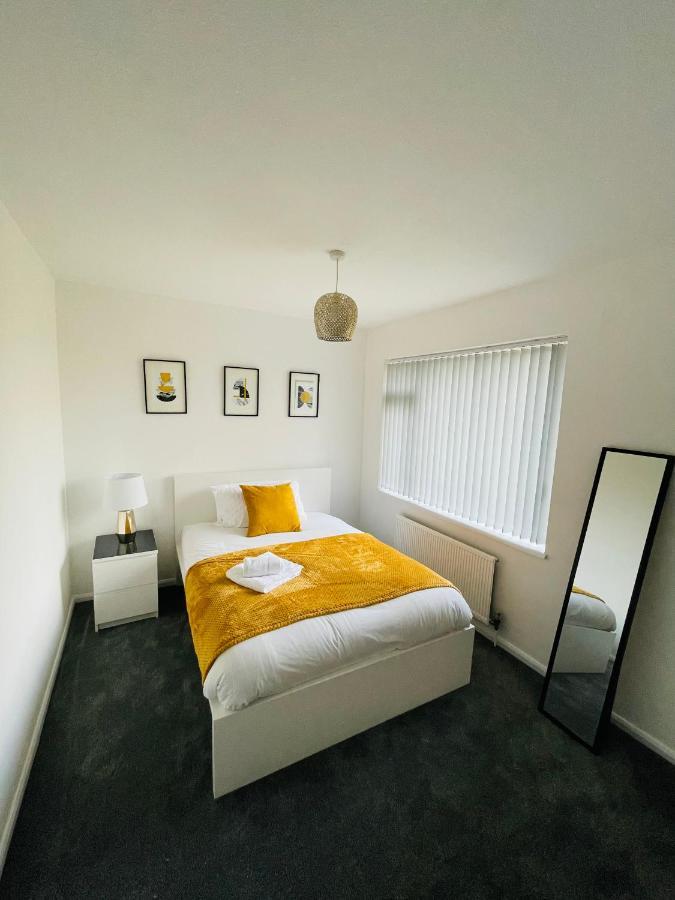 Wolverhampton Large 3 Bedrooms 5 Bed House Perfect For Short & Long Stays Contractors Business Nhs Insurance 1 Bathroom And Separate Wc Private Garden Driveway For 2 Large Vehicles Close To City Centre M6 M54 And Walsall Willenhall Cannock Property מראה חיצוני תמונה