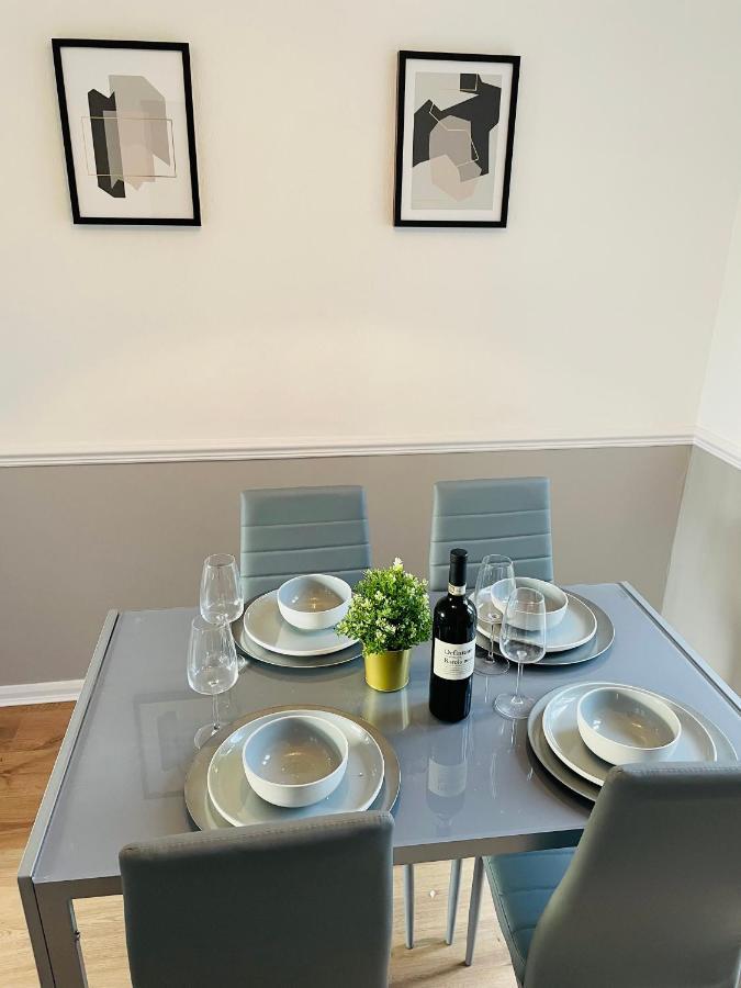 Wolverhampton Large 3 Bedrooms 5 Bed House Perfect For Short & Long Stays Contractors Business Nhs Insurance 1 Bathroom And Separate Wc Private Garden Driveway For 2 Large Vehicles Close To City Centre M6 M54 And Walsall Willenhall Cannock Property מראה חיצוני תמונה