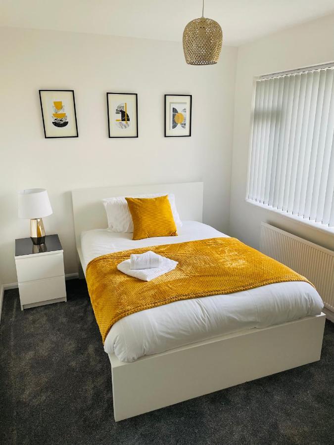 Wolverhampton Large 3 Bedrooms 5 Bed House Perfect For Short & Long Stays Contractors Business Nhs Insurance 1 Bathroom And Separate Wc Private Garden Driveway For 2 Large Vehicles Close To City Centre M6 M54 And Walsall Willenhall Cannock Property מראה חיצוני תמונה