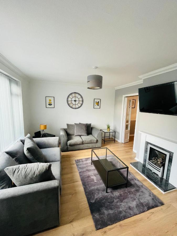Wolverhampton Large 3 Bedrooms 5 Bed House Perfect For Short & Long Stays Contractors Business Nhs Insurance 1 Bathroom And Separate Wc Private Garden Driveway For 2 Large Vehicles Close To City Centre M6 M54 And Walsall Willenhall Cannock Property מראה חיצוני תמונה
