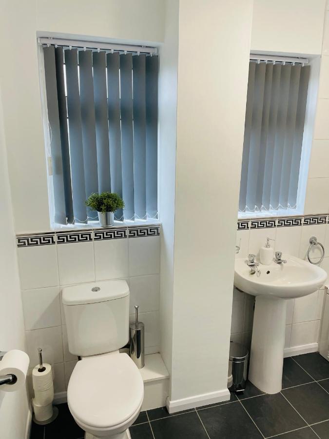 Wolverhampton Large 3 Bedrooms 5 Bed House Perfect For Short & Long Stays Contractors Business Nhs Insurance 1 Bathroom And Separate Wc Private Garden Driveway For 2 Large Vehicles Close To City Centre M6 M54 And Walsall Willenhall Cannock Property מראה חיצוני תמונה