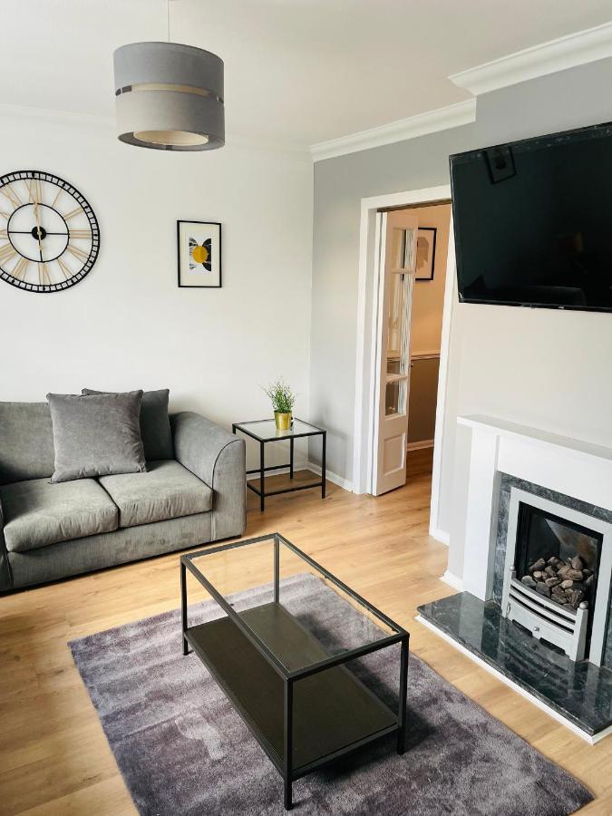 Wolverhampton Large 3 Bedrooms 5 Bed House Perfect For Short & Long Stays Contractors Business Nhs Insurance 1 Bathroom And Separate Wc Private Garden Driveway For 2 Large Vehicles Close To City Centre M6 M54 And Walsall Willenhall Cannock Property מראה חיצוני תמונה