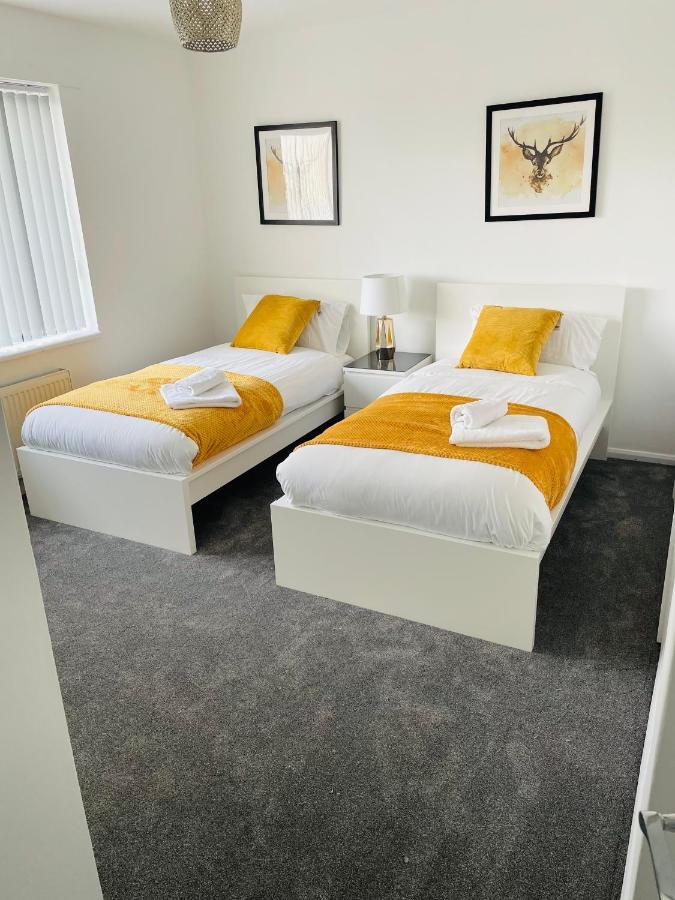 Wolverhampton Large 3 Bedrooms 5 Bed House Perfect For Short & Long Stays Contractors Business Nhs Insurance 1 Bathroom And Separate Wc Private Garden Driveway For 2 Large Vehicles Close To City Centre M6 M54 And Walsall Willenhall Cannock Property מראה חיצוני תמונה