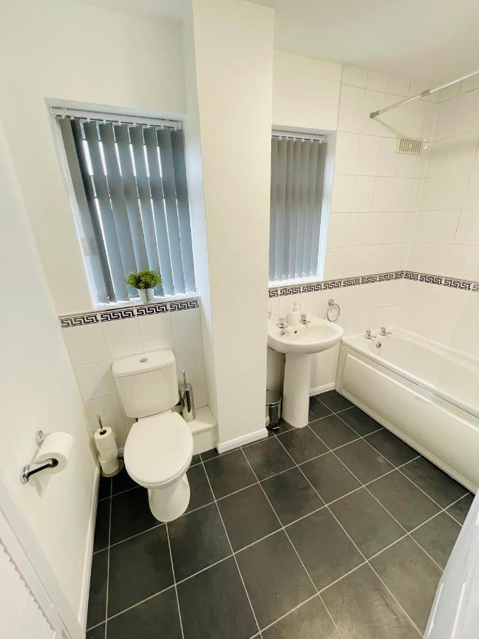 Wolverhampton Large 3 Bedrooms 5 Bed House Perfect For Short & Long Stays Contractors Business Nhs Insurance 1 Bathroom And Separate Wc Private Garden Driveway For 2 Large Vehicles Close To City Centre M6 M54 And Walsall Willenhall Cannock Property מראה חיצוני תמונה