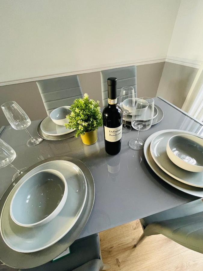 Wolverhampton Large 3 Bedrooms 5 Bed House Perfect For Short & Long Stays Contractors Business Nhs Insurance 1 Bathroom And Separate Wc Private Garden Driveway For 2 Large Vehicles Close To City Centre M6 M54 And Walsall Willenhall Cannock Property מראה חיצוני תמונה
