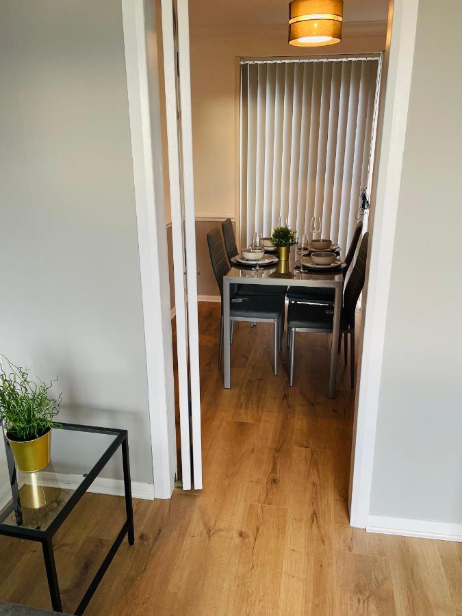 Wolverhampton Large 3 Bedrooms 5 Bed House Perfect For Short & Long Stays Contractors Business Nhs Insurance 1 Bathroom And Separate Wc Private Garden Driveway For 2 Large Vehicles Close To City Centre M6 M54 And Walsall Willenhall Cannock Property מראה חיצוני תמונה