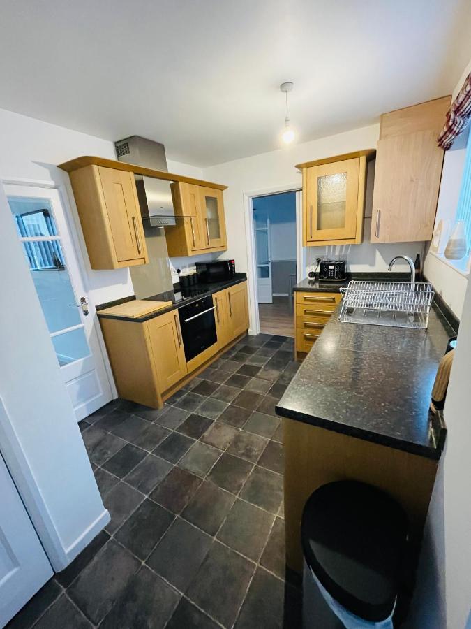 Wolverhampton Large 3 Bedrooms 5 Bed House Perfect For Short & Long Stays Contractors Business Nhs Insurance 1 Bathroom And Separate Wc Private Garden Driveway For 2 Large Vehicles Close To City Centre M6 M54 And Walsall Willenhall Cannock Property מראה חיצוני תמונה