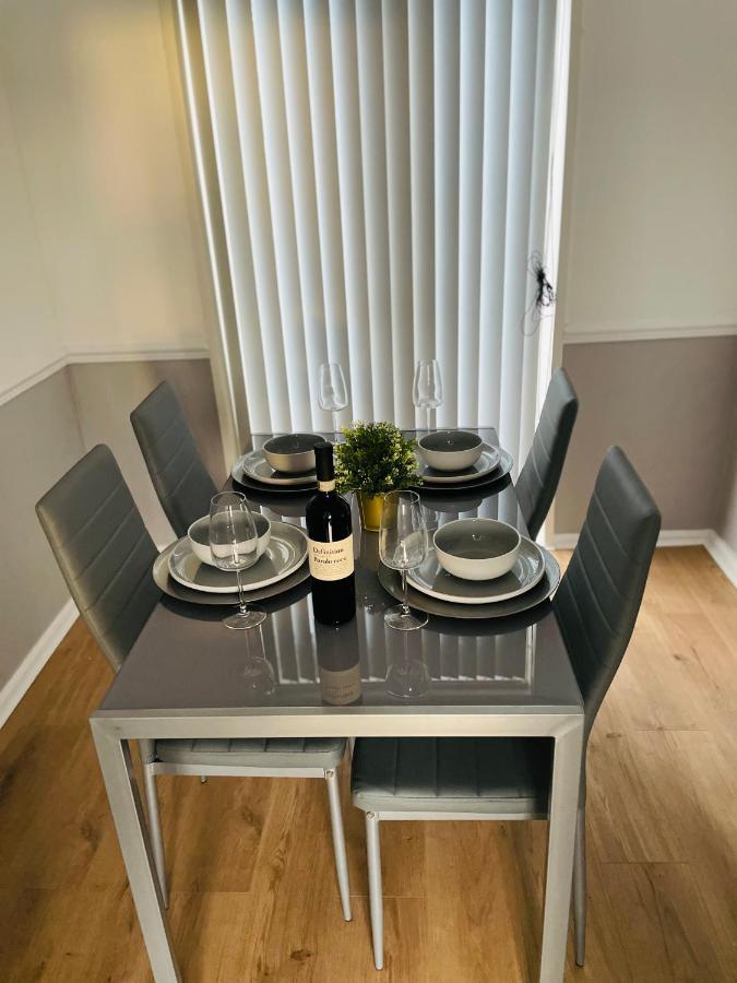 Wolverhampton Large 3 Bedrooms 5 Bed House Perfect For Short & Long Stays Contractors Business Nhs Insurance 1 Bathroom And Separate Wc Private Garden Driveway For 2 Large Vehicles Close To City Centre M6 M54 And Walsall Willenhall Cannock Property מראה חיצוני תמונה